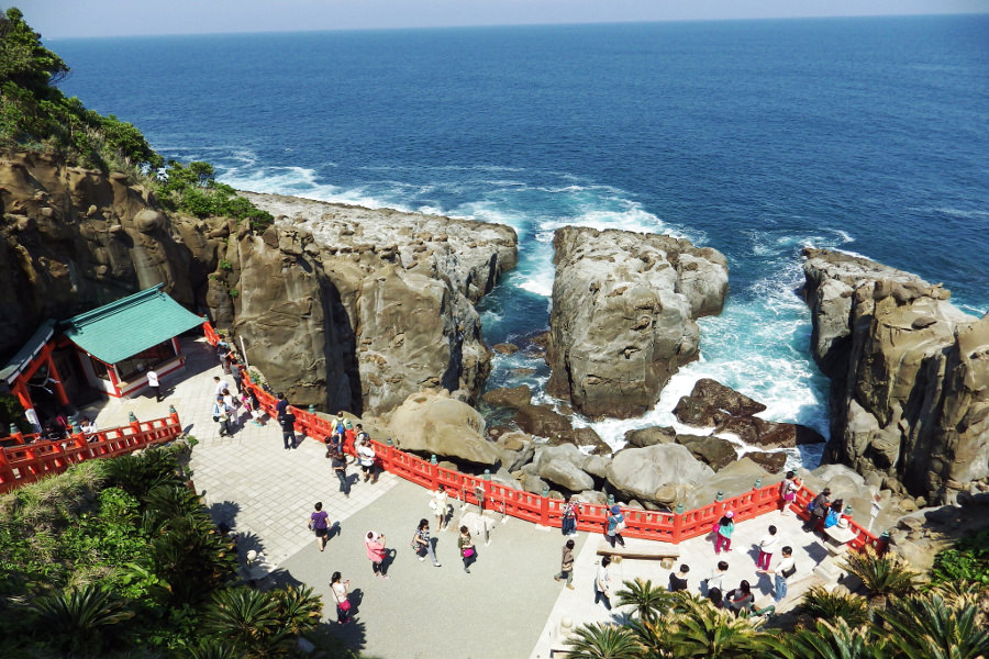 海の青と朱柵が見事なコントラストを成す本殿前