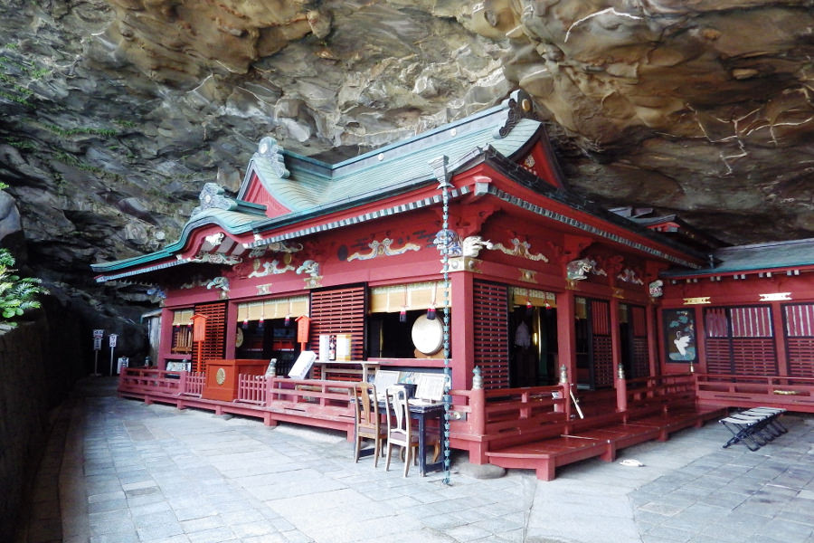 洞窟内には厳かで壮麗な姿の本殿