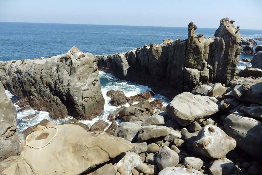 本殿前の崖下すぐには、さまざまな形の岩礁が並ぶ