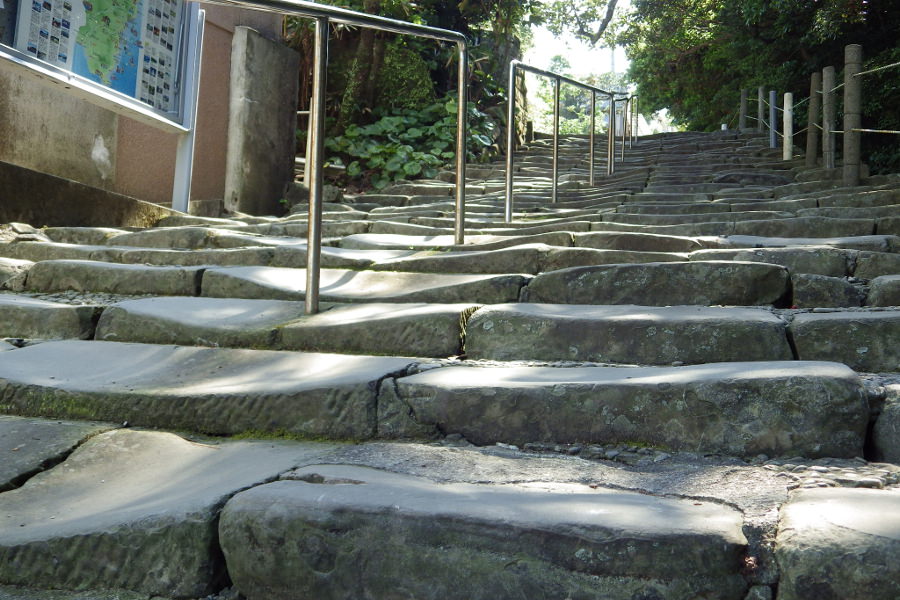 長年にわたる人通りで擦り減った参拝路