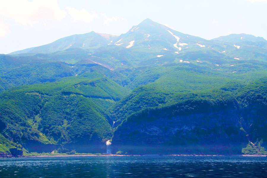 硫黄山とカムイワッカの滝