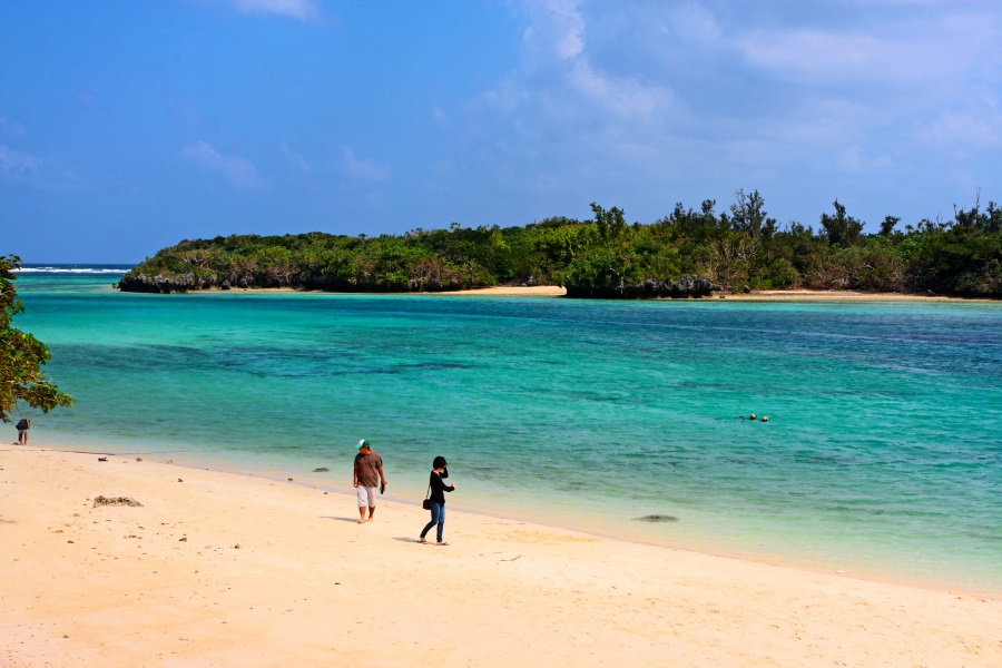 素足で歩く白い砂浜の感触に時を忘れてしまいそう （キファ）