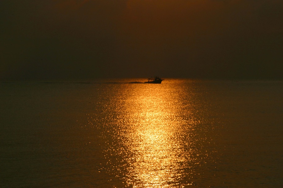 夕陽を眺めていると心が震えます （平久保灯台より）