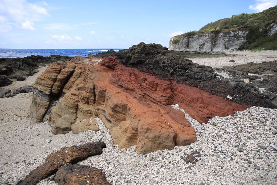 溶岩の熱によって生まれた赤い層が特徴の「ヤヒジャ海岸」