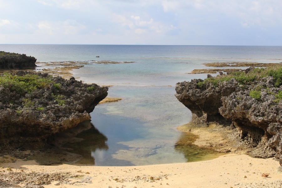映画「ナビィの恋」で有名な西の浜（写真／粟国村観光協会）