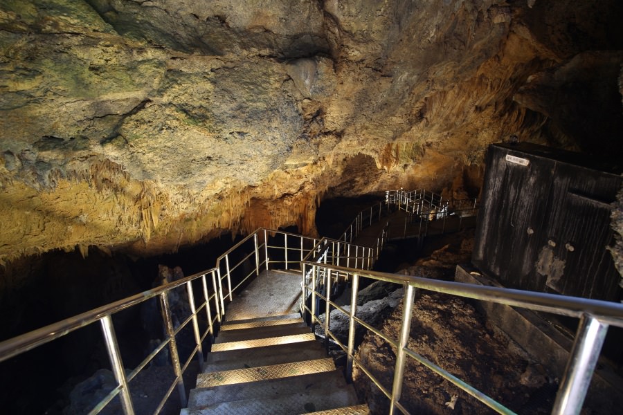 高低差のある洞内は、石筍やつらら石など見応えたっぷり