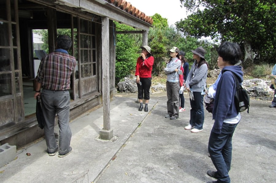 古き良き沖縄の集落を散策（写真／粟国村観光協会）