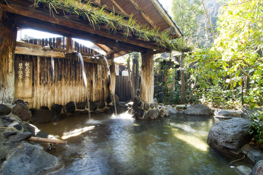 天然の保湿成分「メタケイ酸」を多く含むという杖立温泉