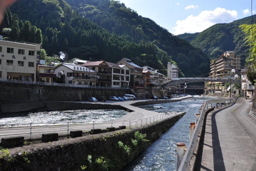 それぞれの季節で、異なる表情を見せる杖立川