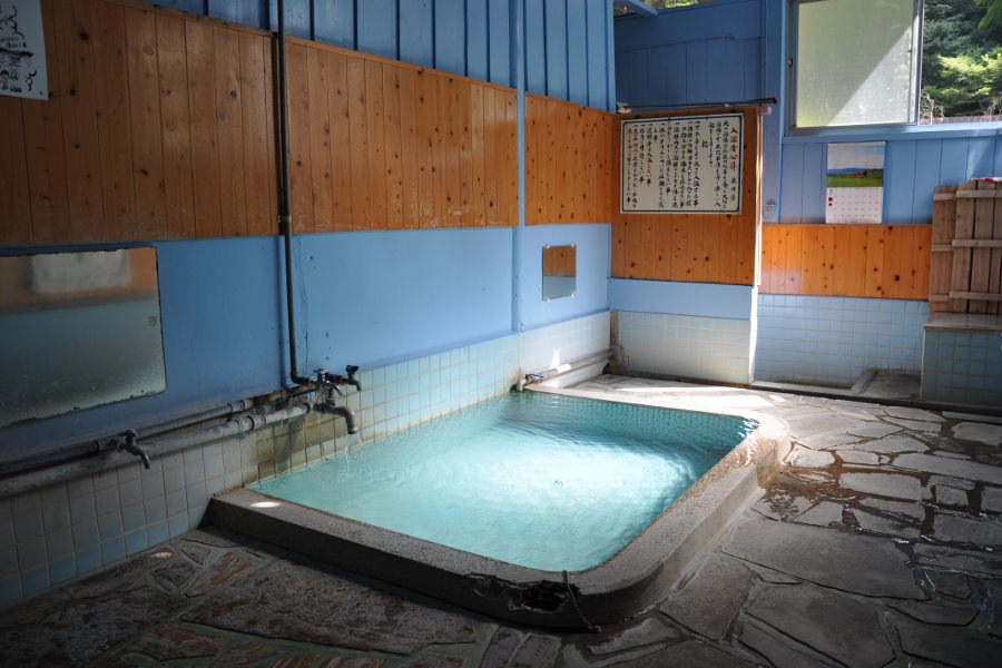 「薬師湯」に三つある共同湯の一つ。タイル貼りの浴槽がレトロだ