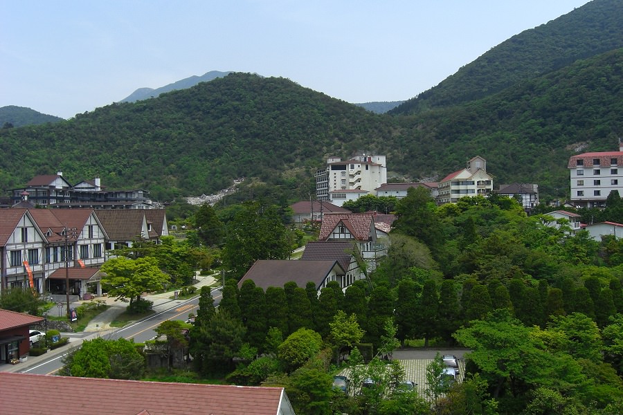 緑に囲まれた雲仙温泉街は、まるで高級避暑地のような雰囲気