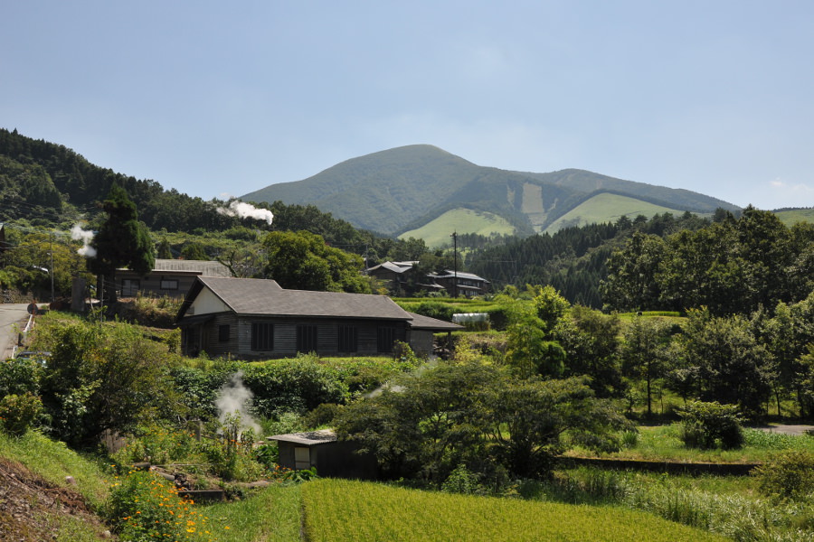 地面のあちこちから湯けむりが上る「岳の湯温泉」