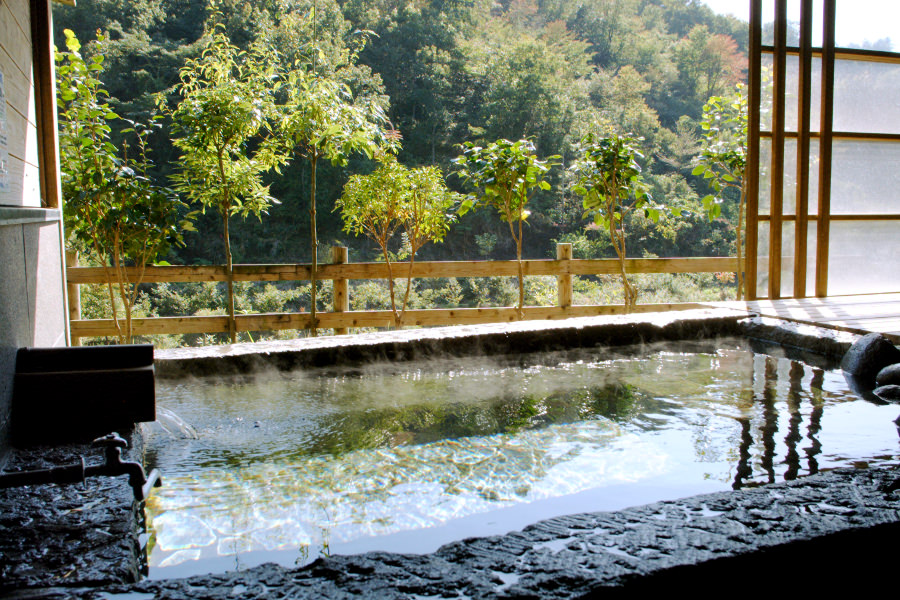 「守護陣温泉」の野趣あふれる貸し切り風呂
