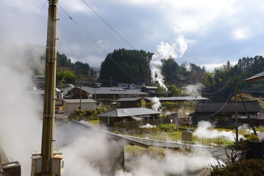 高温の蒸気が地面のあちこちから噴き出す