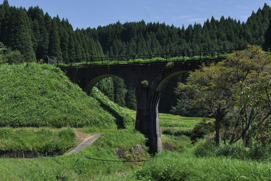 廃線跡のアーチ橋「汐井川橋梁（しおいがわきょうりょう）」