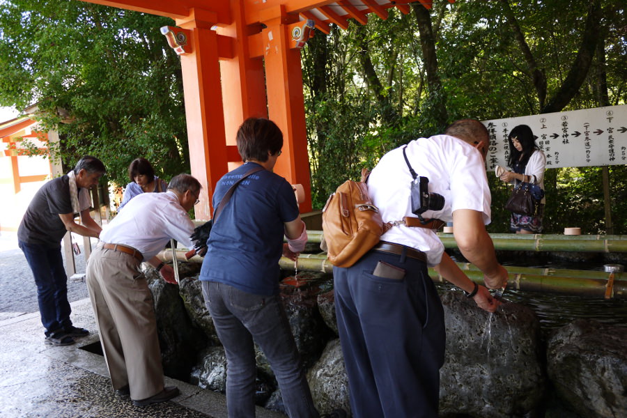 参拝の前には、手と口をすすいで清めよう