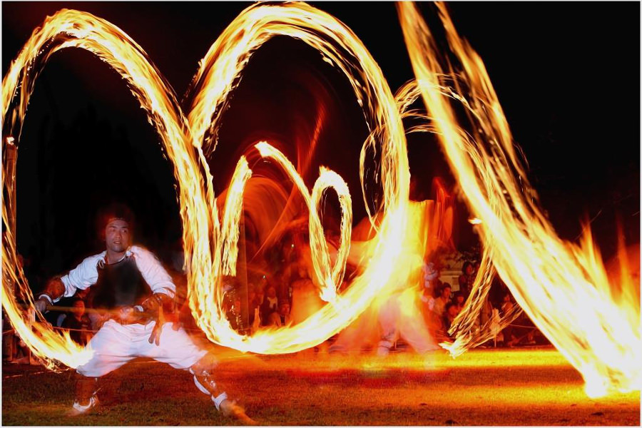 炎を囲んで繰り広げられる勇壮な武人の舞