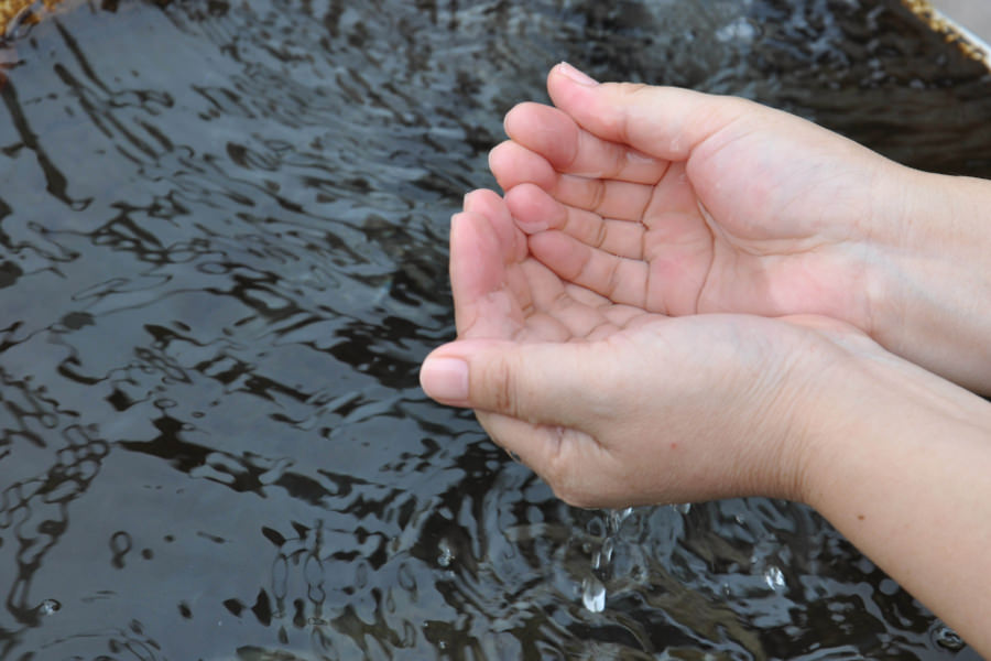無色透明でぬめりのある平山温泉の湯