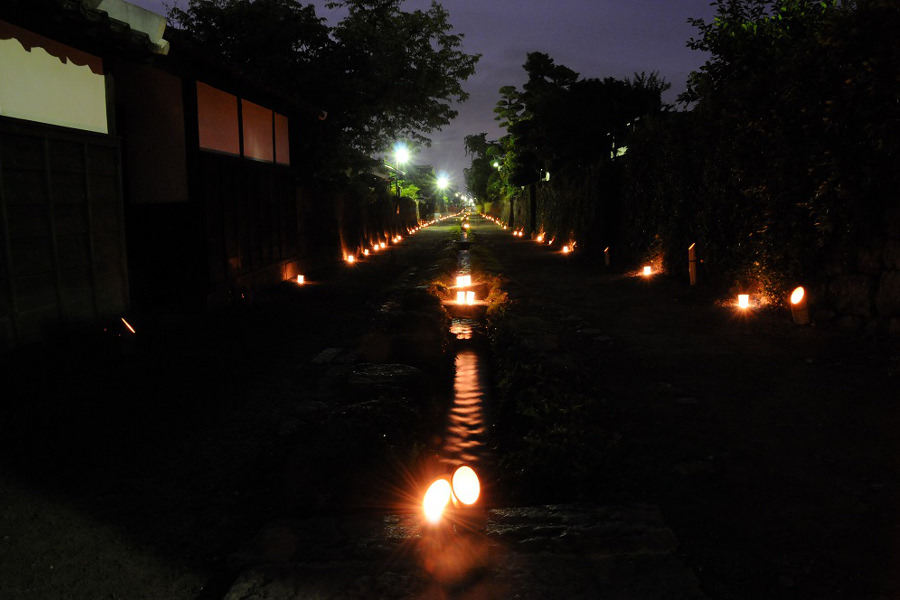 「島原水まつり」のまっすぐ延びる灯り