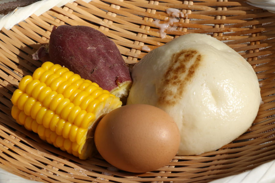 温泉蒸気内の塩分がほんのり付く「地獄蒸し」