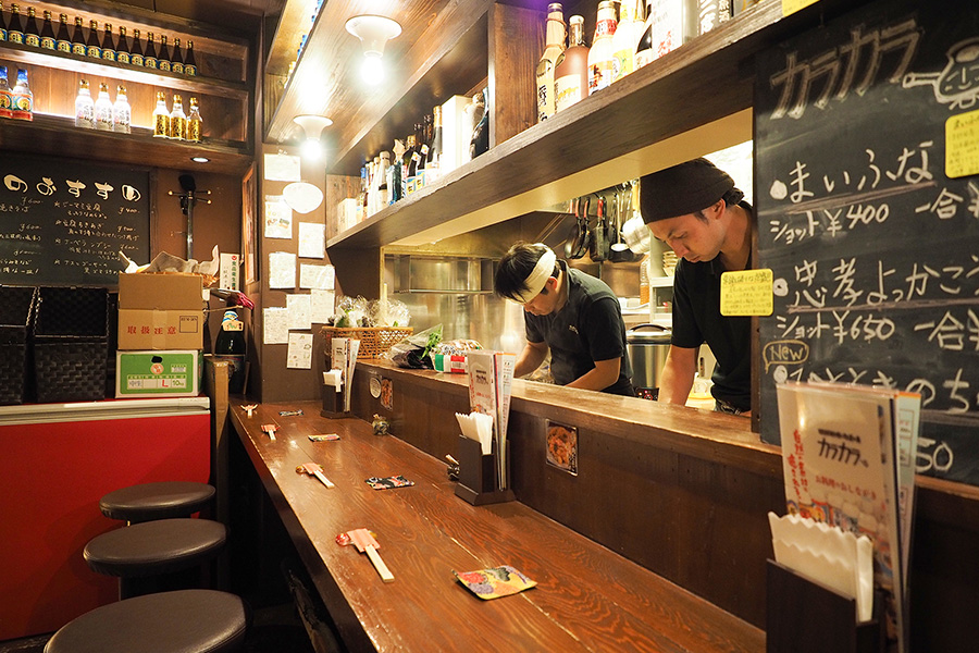 ひとりでお酒や食事をとるならカウンター席がオススメ