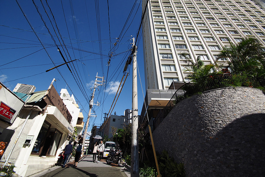 右手の高層建築物がハイアットリージェンシー那覇