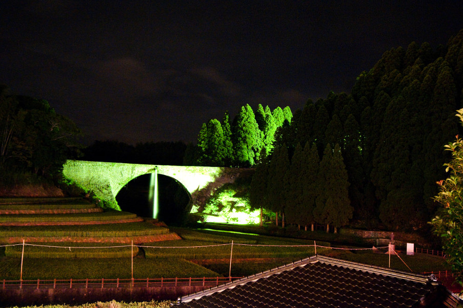 毎年9月初旬の「八朔祭」で幻想的にライトアップされた通潤橋