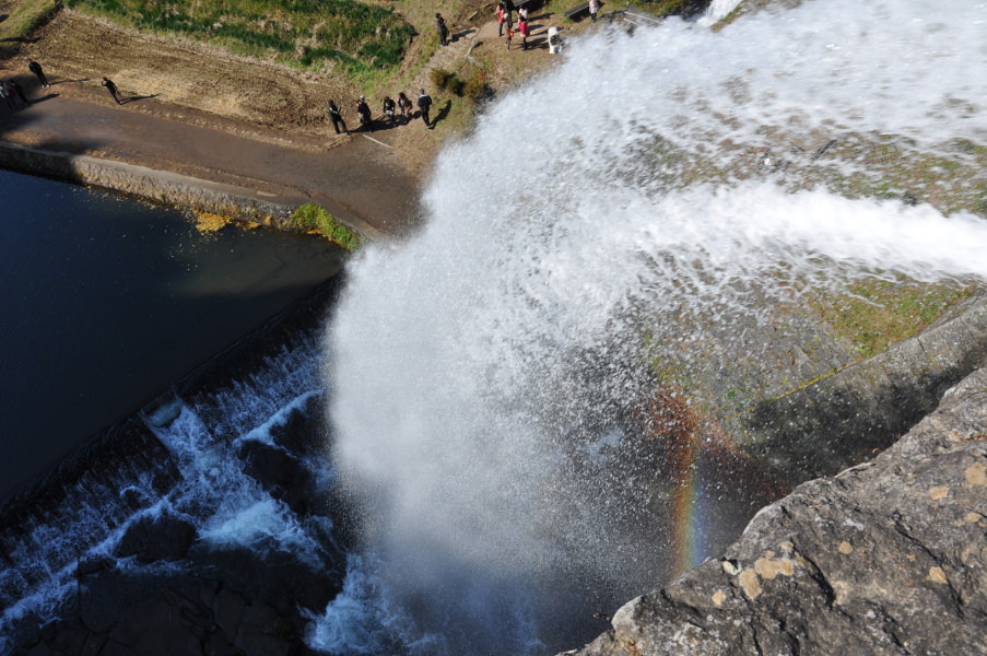 通潤橋の高さは約20メートル。橋の上から覗き込むと足がすくむ