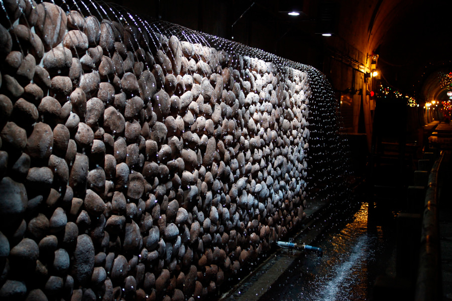 夏でもひんやりとした「高森湧水トンネル」