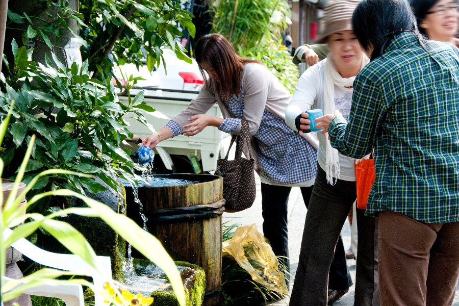 豊かな水の象徴 ―― 阿蘇門前町商店街の水基
