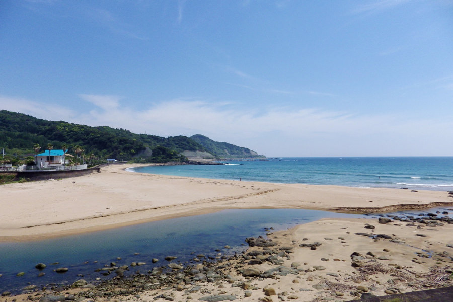 季節や時間によって、さまざまな表情を見せる宮崎の海