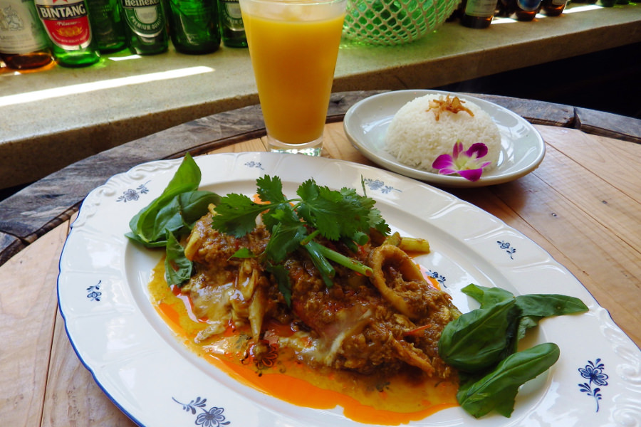 目の前の海で獲れた魚介類や、名産フルーツに舌鼓