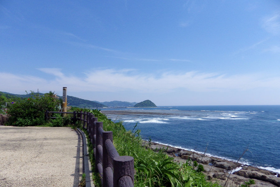 いるか岬から眺める巾着島と、鬼の洗濯板