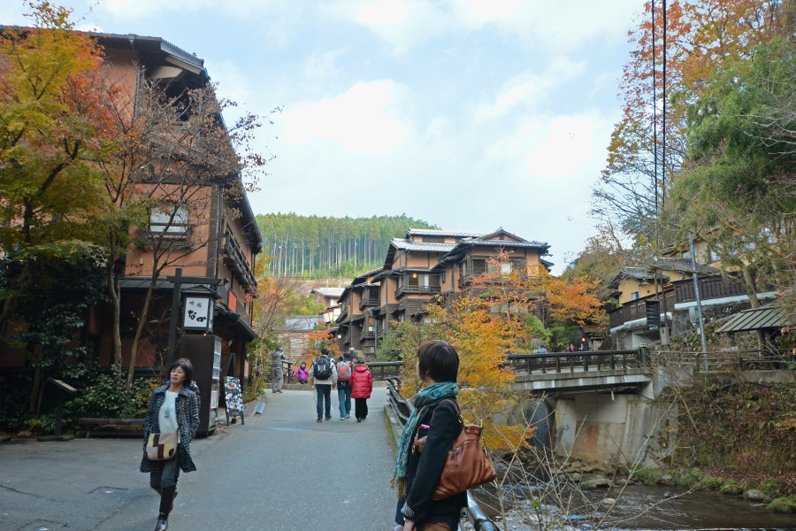田の原川沿いにある黒川温泉街