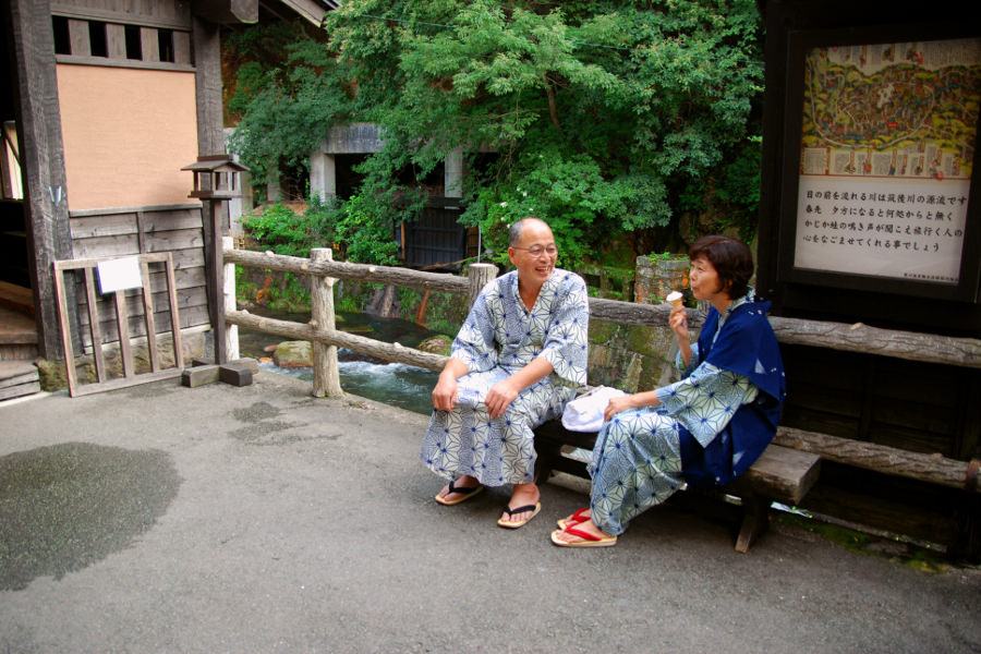 黒川温泉街のベンチで、スイーツ片手にひと休み