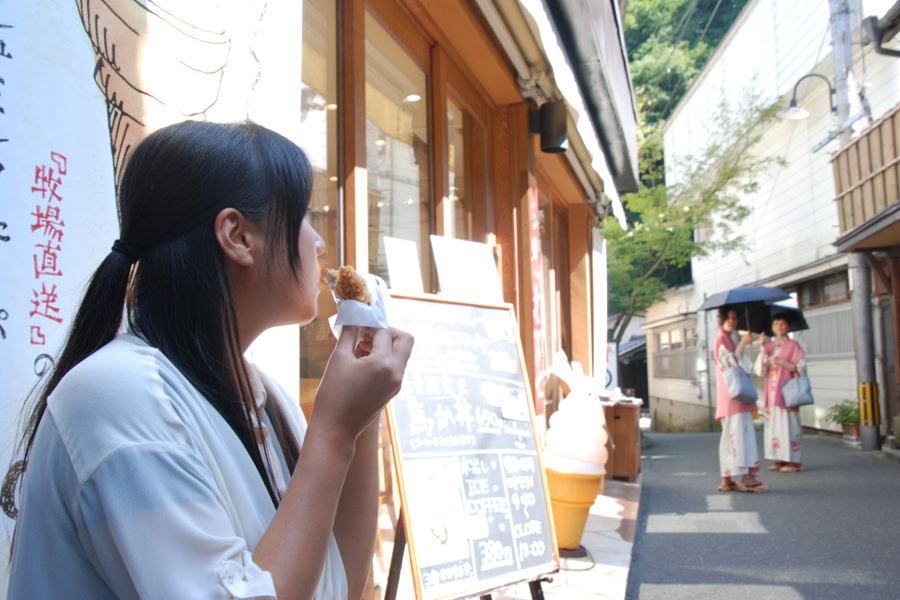 黒川温泉街には、さまざまなところにベンチがある