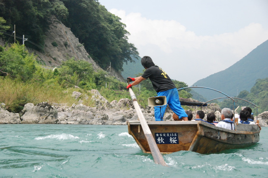 球磨川の両岸に広がる雄大な自然を水上から眺められる