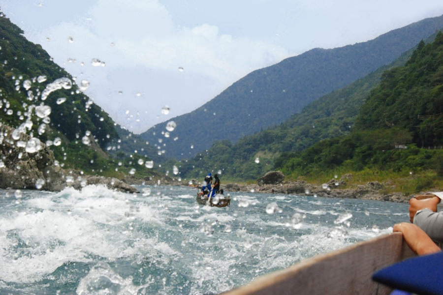 水しぶきを浴びるのも、球磨川下りの醍醐味