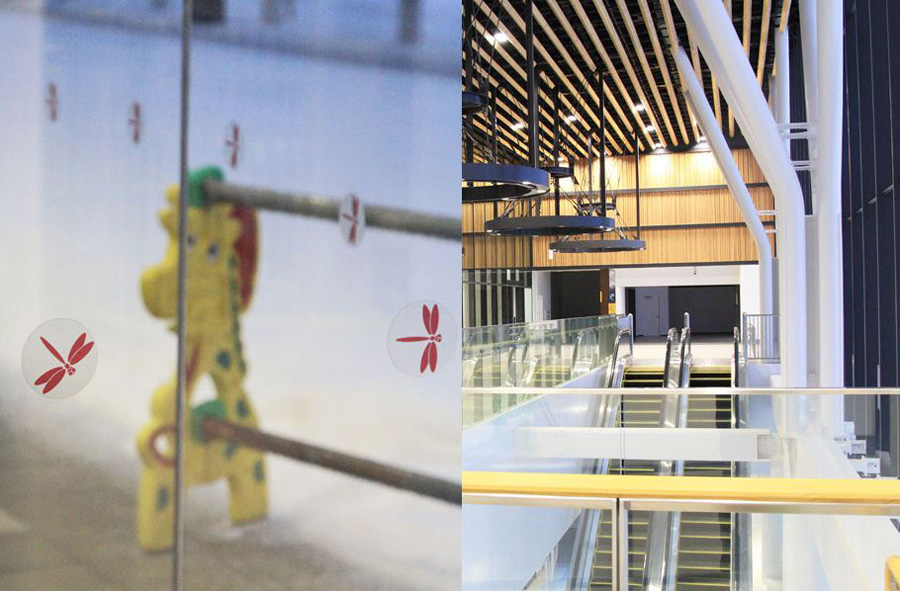 「赤とんぼ」をモチーフにしたシールと、こだわりの駅舎内装