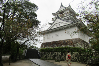 石畳の美しさが際立つ「酢屋の坂」 