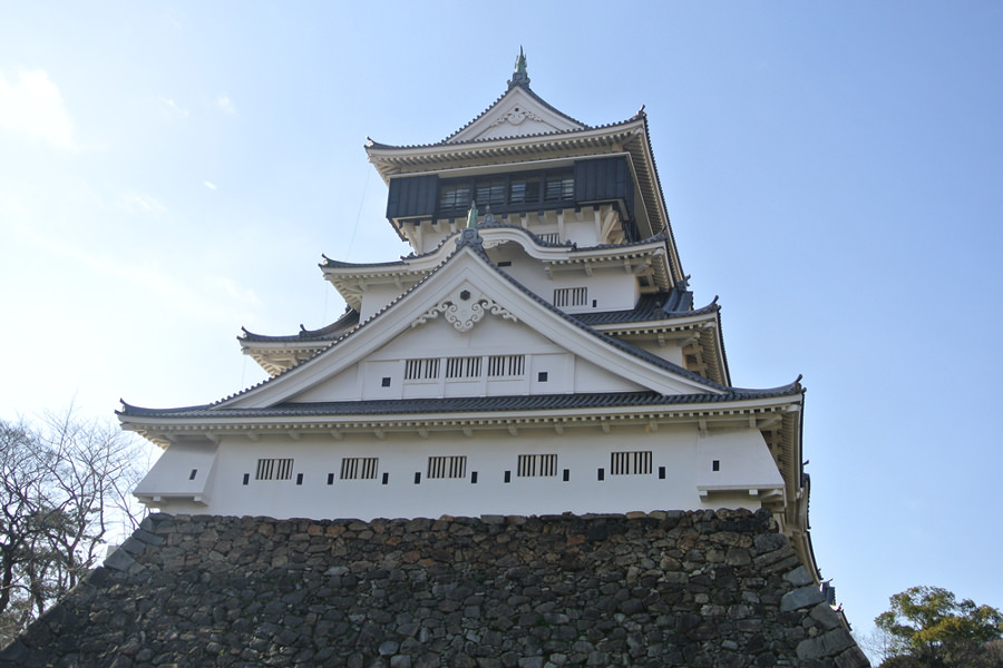 小倉城を近くから見上げると「唐造り」の様子がよく分かる