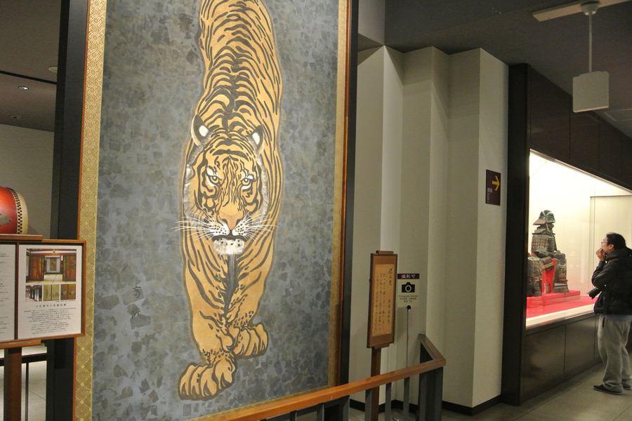 ななめから見てもこちらを見ているような“八方睨みの虎”