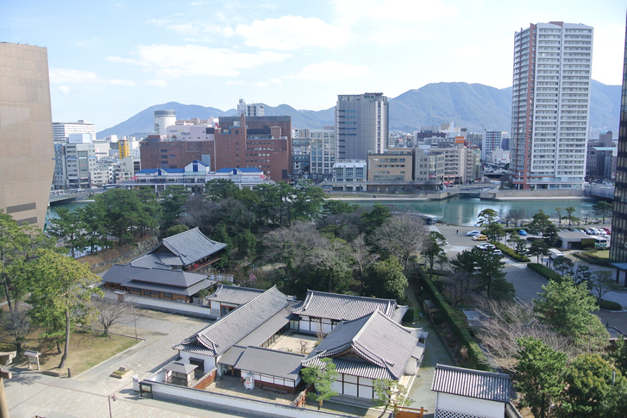 小倉城の展望ゾーン東側の眺め。街の向こうに足立山が望める