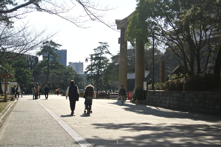 御堀越しに小倉城を見上げる散歩道