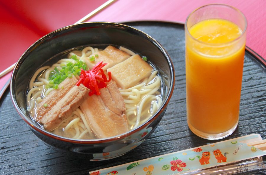 A&Wの宮古そばとマンゴージュース