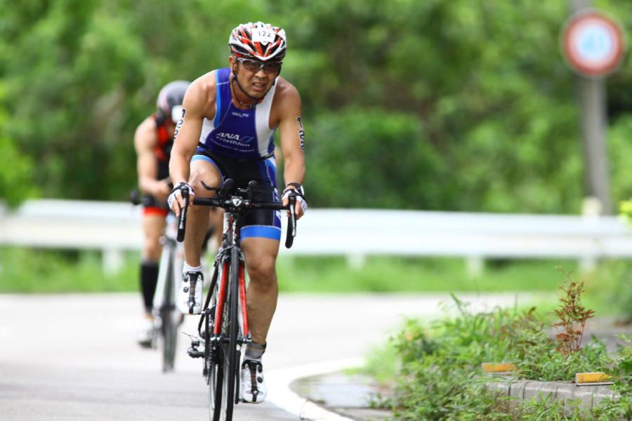 山中の坂をバイクで上る選手