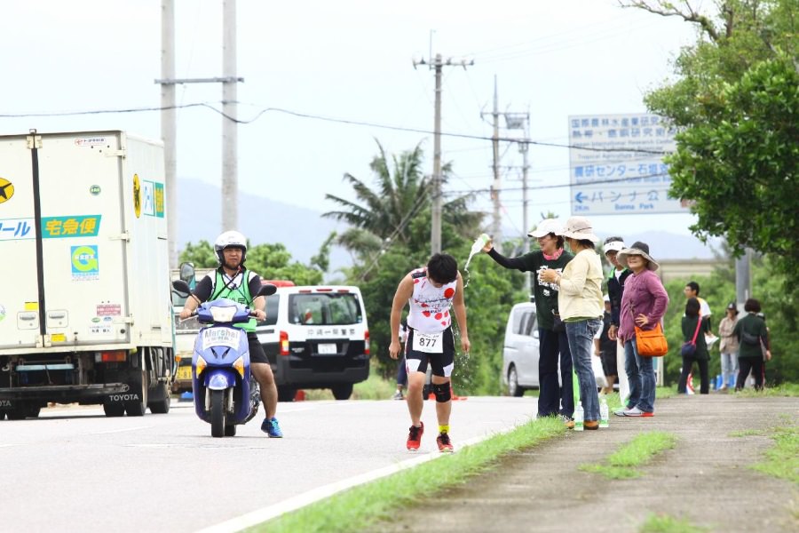 沿道の温かい応援が、元気と勇気を選手に与える