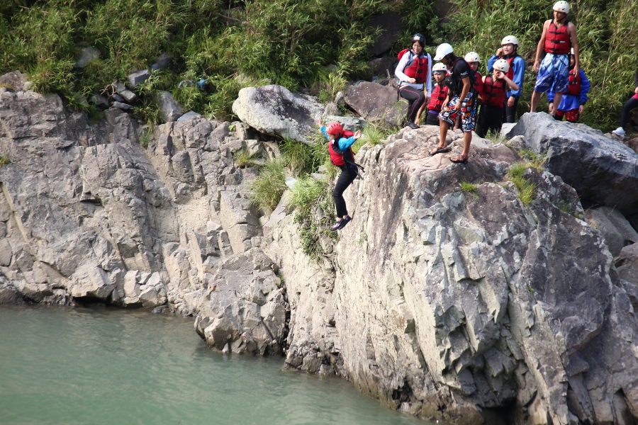 切り立った崖の上から思い切って大ジャンプ