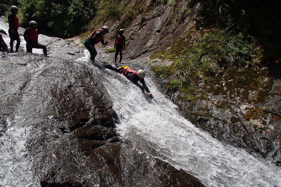 “天然のウォータースライダー”、球磨川キャニオニング
