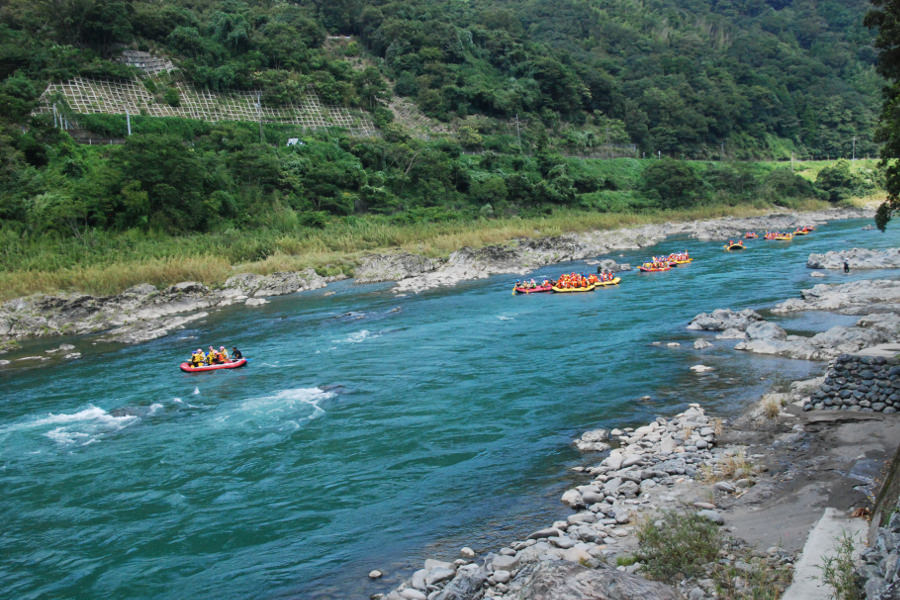 谷間から見る球磨川の光景